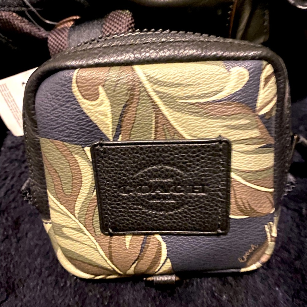 COACH Sqr Hybrid Banana Leaf pouch -NWT